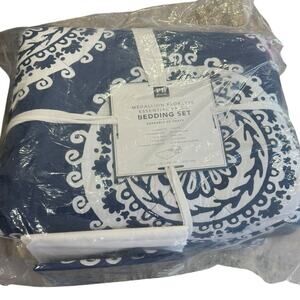 POTTERY BARN Medallion Florette Bedding Set - Blue and White NEW Twin
